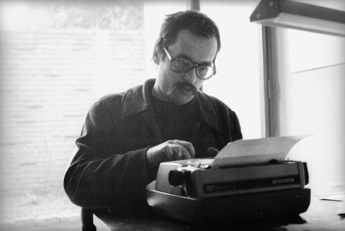 Poemas de Leminski esquecidos em avião há 44 anos são devolvidos à família