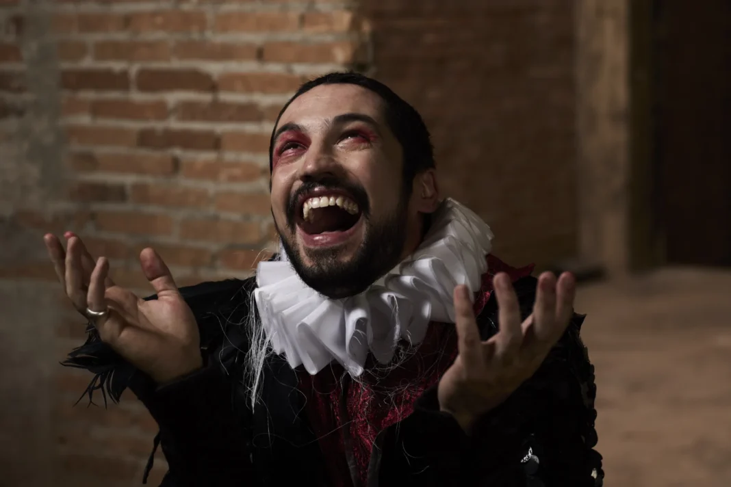 Gabriel Leone, em cena, como protagonista da peça "Hamlet, Sonhos que Virão", em cartaz no Nu Cine Copan