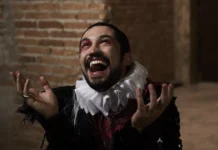 Hamlet nas ruínas do Copan Gabriel Leone, em cena, como protagonista da peça "Hamlet, Sonhos que Virão", em cartaz no Nu Cine Copan