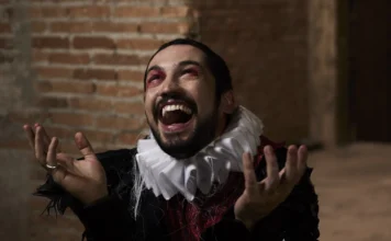 Hamlet nas ruínas do Copan Gabriel Leone, em cena, como protagonista da peça "Hamlet, Sonhos que Virão", em cartaz no Nu Cine Copan