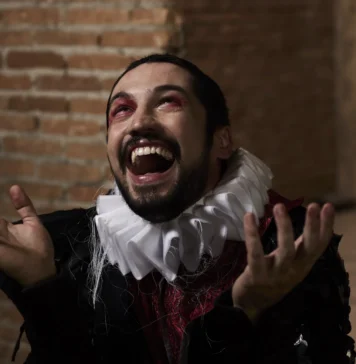 Hamlet nas ruínas do Copan Gabriel Leone, em cena, como protagonista da peça "Hamlet, Sonhos que Virão", em cartaz no Nu Cine Copan