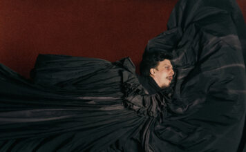 Getúlio Abelha, forró queer e gravidade Morcegos, vampiros, David Bowie e Raul Seixas habitam o universo forró queer de Getúlio Abelha - foto Luan Martins/Divulgação