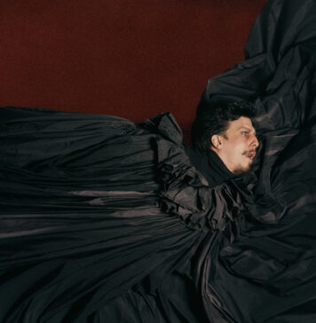 Getúlio Abelha, forró queer e gravidade Morcegos, vampiros, David Bowie e Raul Seixas habitam o universo forró queer de Getúlio Abelha - foto Luan Martins/Divulgação