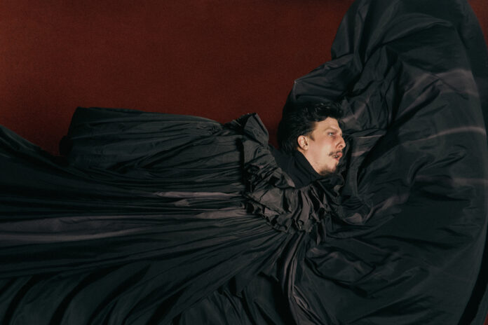 Morcegos, vampiros, David Bowie e Raul Seixas habitam o universo forró queer de Getúlio Abelha - foto Luan Martins/Divulgação