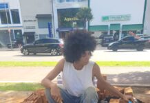 Artista visual baiana amassa barro e faz tijolo em plena Faria Lima