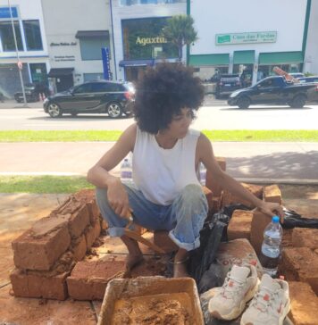 Artista visual baiana amassa barro e faz tijolo em plena Faria Lima