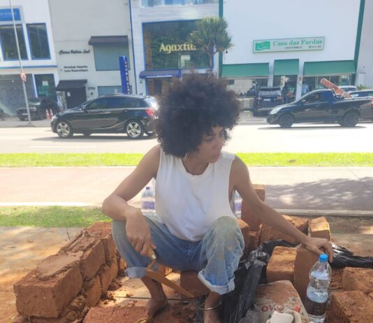 Artista visual baiana amassa barro e faz tijolo em plena Faria Lima