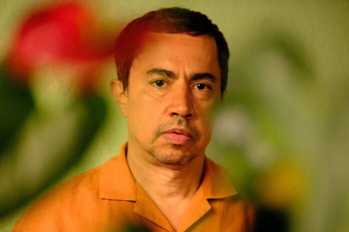 Baterista Pupillo reafirma-se compositor inspirado em álbum instrumental que leva seu nome Pupillo. Retrato: Fred Siewerdt/ divulgação