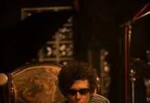 A nova balada de Juliano Gauche, o bicho de luz O cantor e compositor Juliano Gauche - foto: Haroldo Saboia/ divulgação