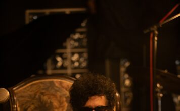 A nova balada de Juliano Gauche, o bicho de luz O cantor e compositor Juliano Gauche - foto: Haroldo Saboia/ divulgação