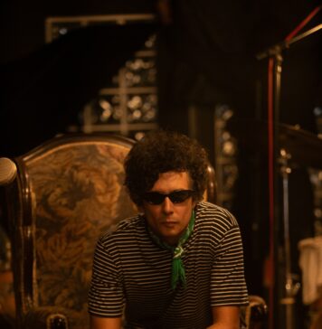 A nova balada de Juliano Gauche, o bicho de luz O cantor e compositor Juliano Gauche - foto: Haroldo Saboia/ divulgação