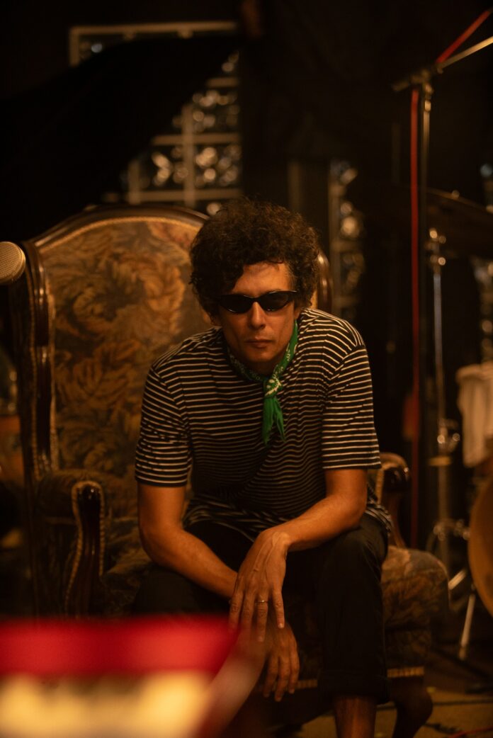 A nova balada de Juliano Gauche, o bicho de luz O cantor e compositor Juliano Gauche - foto: Haroldo Saboia/ divulgação