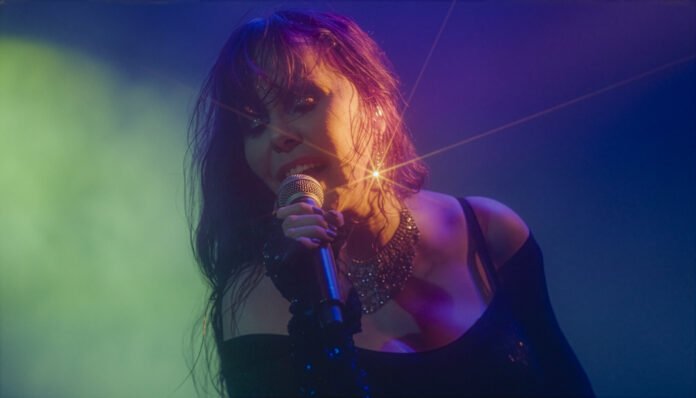 O que separa Baby do Brasil de uma grande cantora – o filme Baby do Brasil em cena de "Apopcalipse Segundo Baby" – foto divulgação