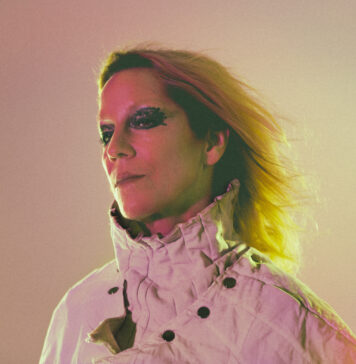 Buhr aproxima-se de si em “Feixe de Fogo” Buhr, ex-Karina Buhr, lança seu quinto álbum solo, "Feixe de Fogo" – foto Priscilla Buhr/divulgação