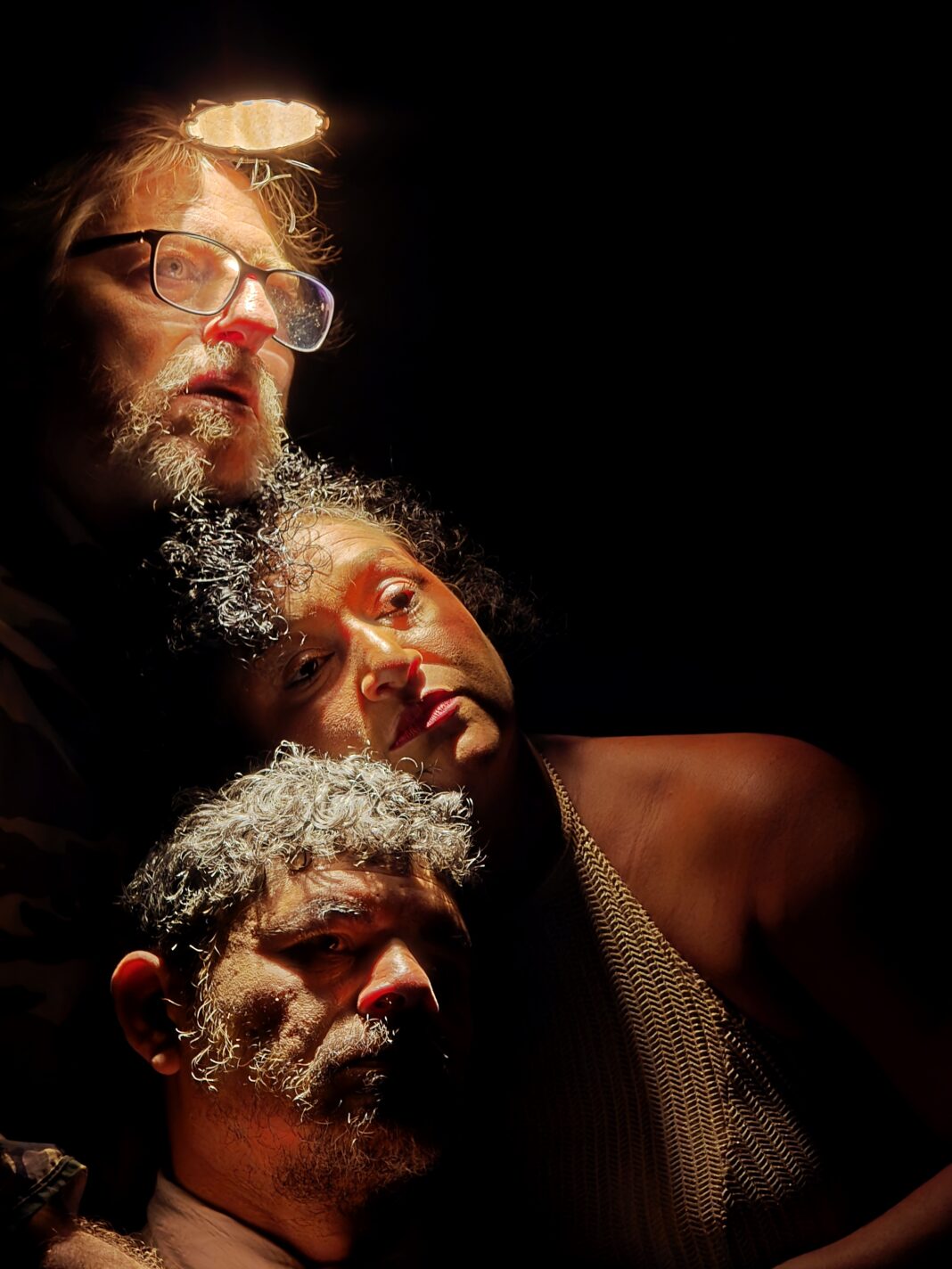 A imagem mostra os atores Cláudio Marconcine, Dênia Correia e Lauande Aires, da Pequena Companhia de Teatro, em cartaz no CCBB-SP