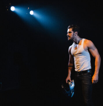 ‘Tráfico’, a sinfonia agridoce da exclusão O ator Robson Torinni encena o monólogo "Tráfico", em cartaz em São Paulo> Ele está vestido com uma camiseta brancas sem mangas e tem um olhar distante com uma luz cortante sobre sua cabeça.