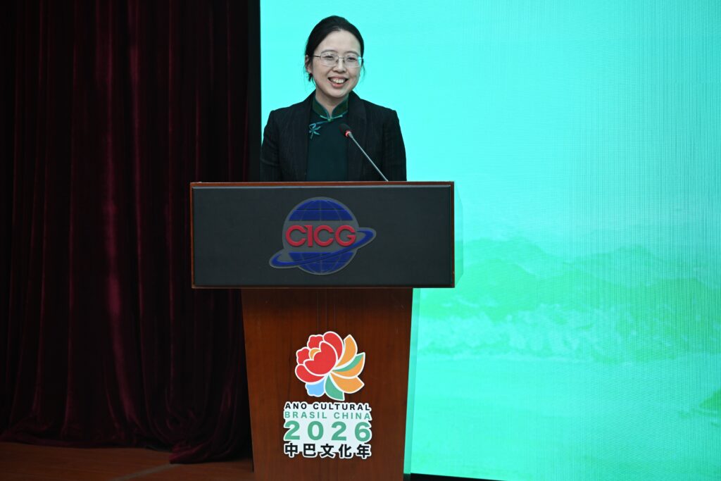 Yan Qiaorong, tradutora de "O povo brasileiro", durante lançamento da obra em Beijing. Imagem: CGTN