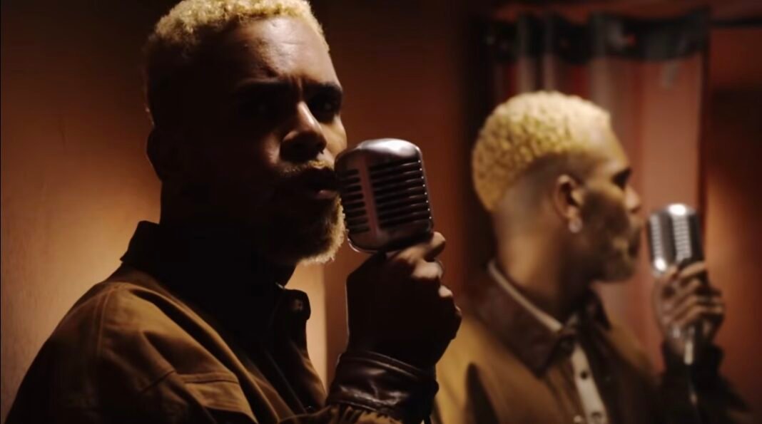 Hiran vira as costas para o espelho no videoclipe de "Safadin Goxtosin" (2024), com participação de RDD, do grupo Àttøøxxá – foto reprodução YouTube