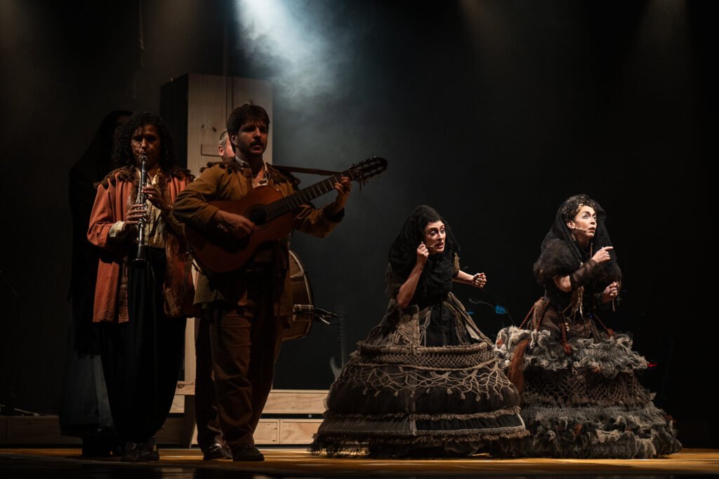 Cena de "As Centenárias", com músicos e atores no palco