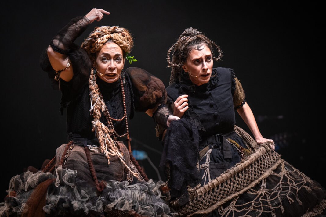 Laila Garin e Juliana Linhares, em cena da peça "As Centenárias"