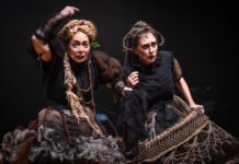 ‘As Centenárias’: carpideiras da eternidade Laila Garin e Juliana Linhares, em cena da peça "As Centenárias"