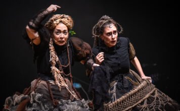 ‘As Centenárias’: carpideiras da eternidade Laila Garin e Juliana Linhares, em cena da peça "As Centenárias"