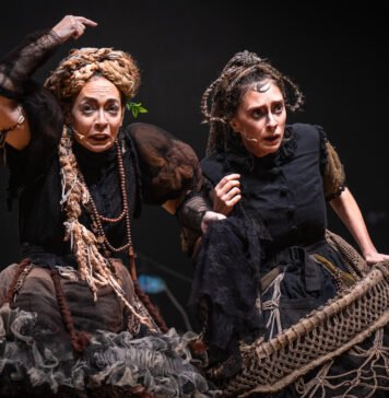 ‘As Centenárias’: carpideiras da eternidade Laila Garin e Juliana Linhares, em cena da peça "As Centenárias"