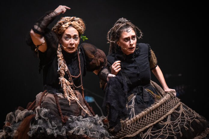 ‘As Centenárias’: carpideiras da eternidade Laila Garin e Juliana Linhares, em cena da peça "As Centenárias"