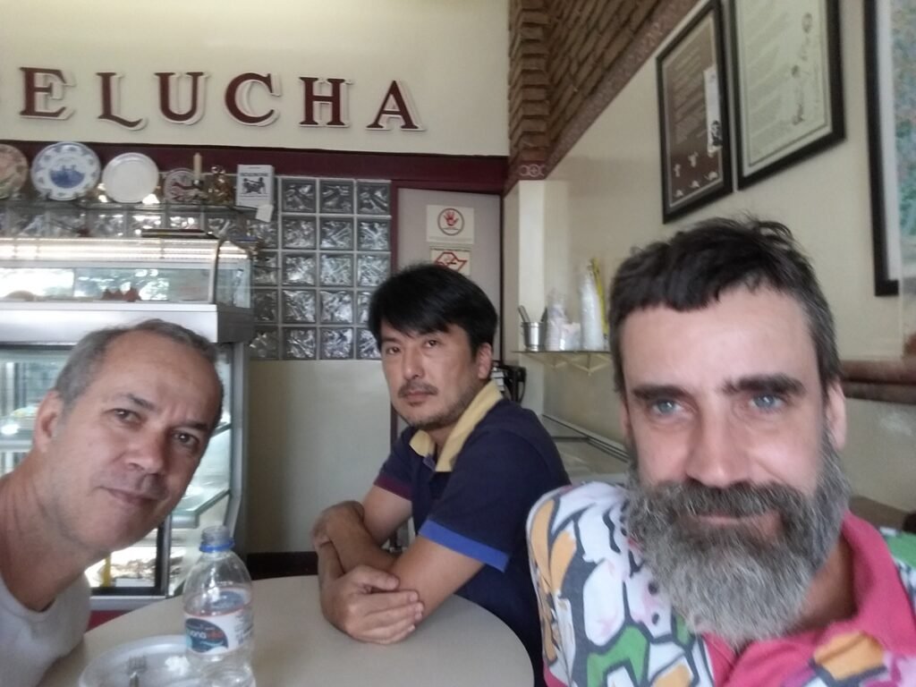 Na foto, Jotabê Medeiros, Eduardo Nunomura e Pedro Alexandre Sanches