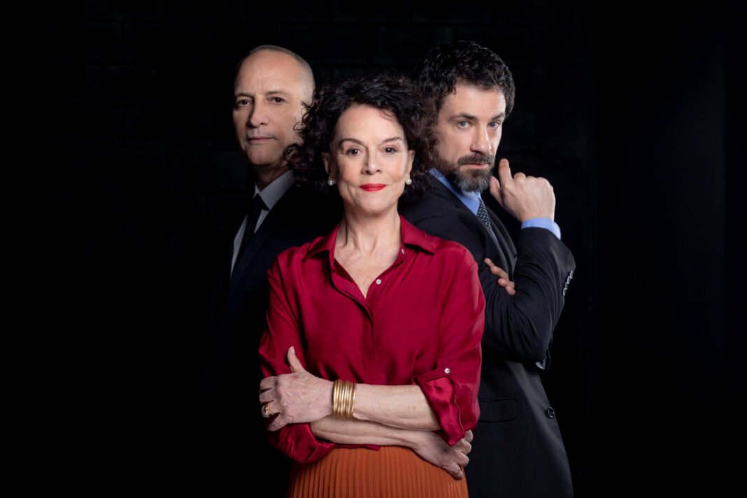 Imagem dos atores Sergio Mastropasqua (Édipo), Clarisse Abujamra (Jocasta) e Rodrigo Scarpelli (Creonte).
