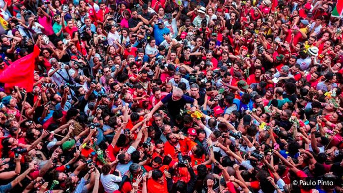 Lula Livre, a Guerra do Vietnã, “Bacurau”, o Jararaca e uma multidão de lulinhas A multidão acolhe Lula na volta ao Sindicato dos Metalúrgicos do ABC, em São Bernardo do Campo, após 580 dias preso na Polícia Federal de Curitiba