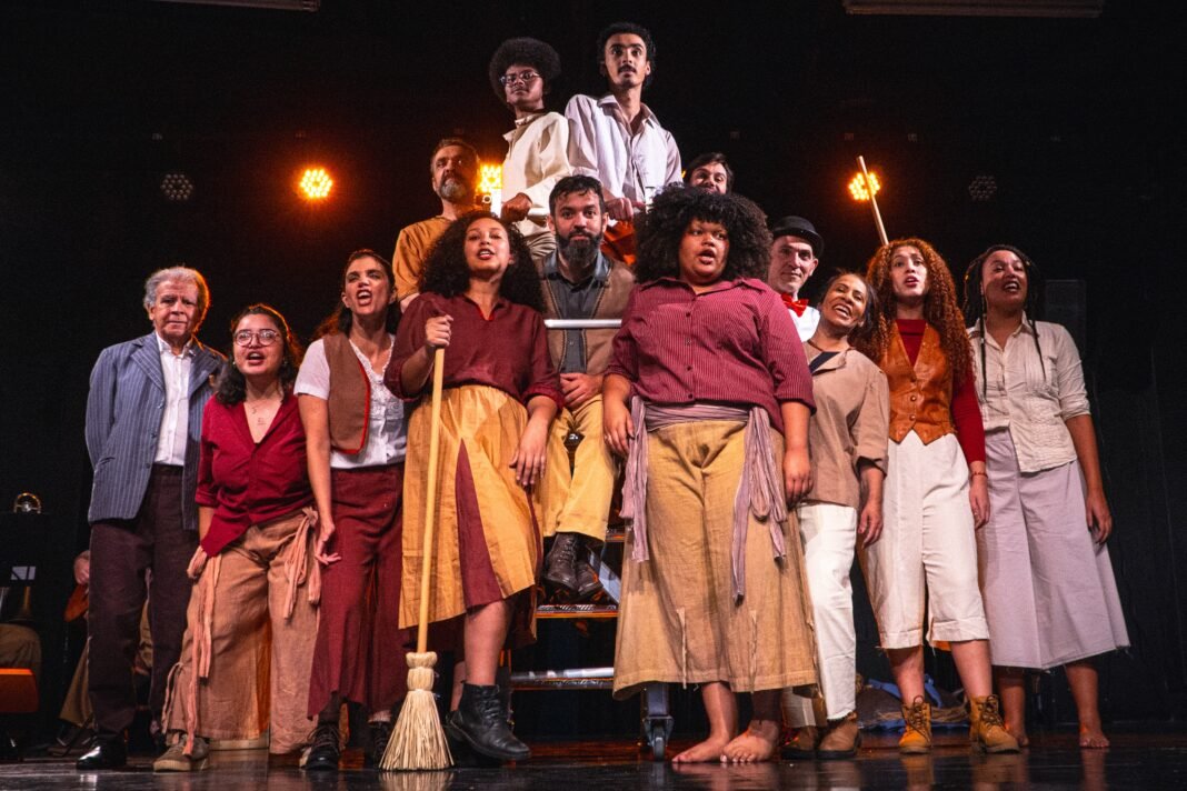 Brasil em Revista Foto Vitor Solemar 9465 Na imagem, o grande elenco da peça musical "Brasil em Revista", no Cine-Teatro Denoy de Oliveira, a sede do CPC-Umes