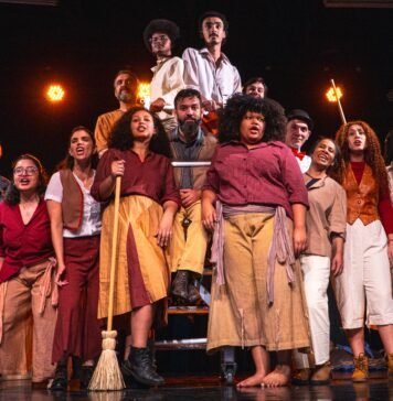 Em ‘Brasil em Revista’, o povo entra em cena Na imagem, o grande elenco da peça musical "Brasil em Revista", no Cine-Teatro Denoy de Oliveira, a sede do CPC-Umes