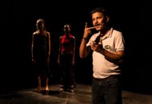 ‘Língua’: o que não se traduz Cena de ator surdo na peça "Língua", que esteve em cartaz no Teatro Anchieta, do Sesc Consolação