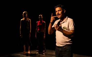 ‘Língua’: o que não se traduz Cena de ator surdo na peça "Língua", que esteve em cartaz no Teatro Anchieta, do Sesc Consolação