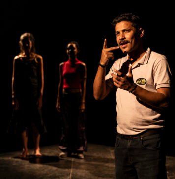 ‘Língua’: o que não se traduz Cena de ator surdo na peça "Língua", que esteve em cartaz no Teatro Anchieta, do Sesc Consolação