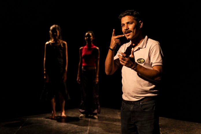 ‘Língua’: o que não se traduz Cena de ator surdo na peça "Língua", que esteve em cartaz no Teatro Anchieta, do Sesc Consolação