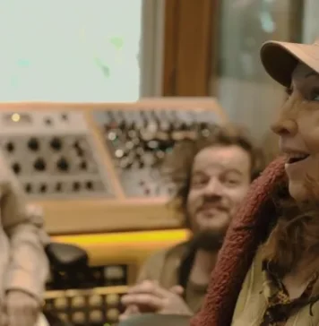 O poema audiovisual de Flora e Airto Airto Moreira, André Rass e Flora Purim em cena de "O Som Revolucionário"