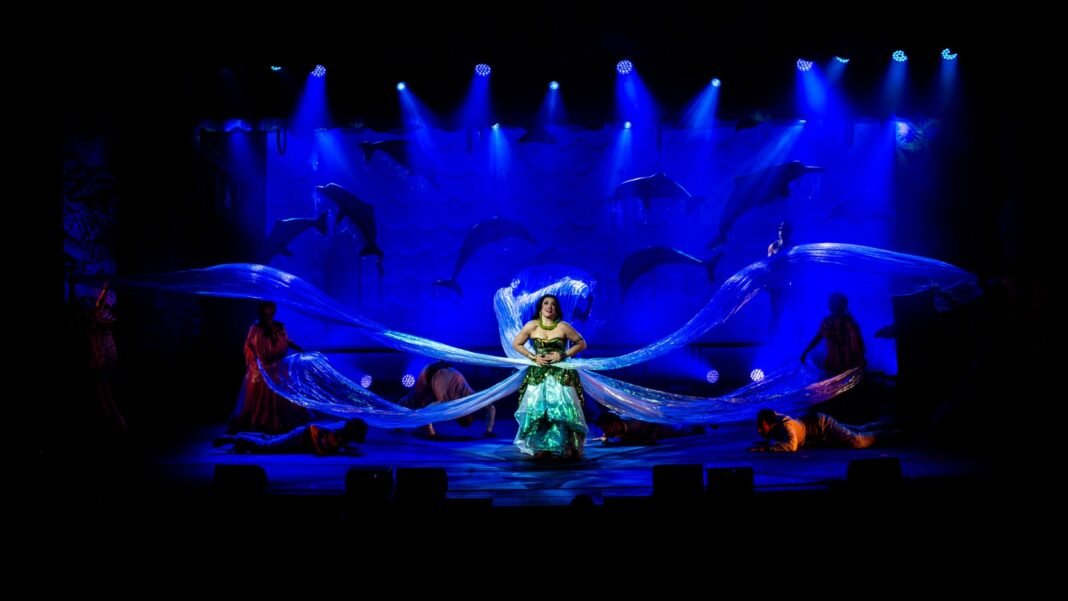 A atriz Helga Nemetik em cena em "Fafá de Belém, o musical", no palco do Teatro Arthur Azevedo, ontem (20) - foto: Weber Bezerra/ divulgação A atriz Helga Nemetik em cena em "Fafá de Belém, o musical", no palco do Teatro Arthur Azevedo, ontem (20) - foto: Weber Bezerra/ divulgação