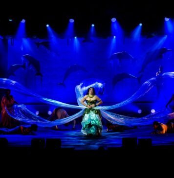 Fafá do Brasil A atriz Helga Nemetik em cena em "Fafá de Belém, o musical", no palco do Teatro Arthur Azevedo, ontem (20) - foto: Weber Bezerra/ divulgação