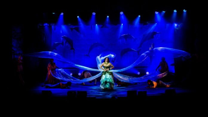 Fafá do Brasil A atriz Helga Nemetik em cena em "Fafá de Belém, o musical", no palco do Teatro Arthur Azevedo, ontem (20) - foto: Weber Bezerra/ divulgação