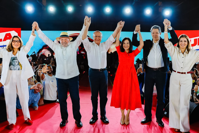 Por que o jingle-funk Lula da Silva é um enorme acerto eleitoral e histórico Janja da Vila, Lula da Silva, Geraldo Alckmin, Lu Alckmin, Fernando Haddad e Ana Estela Haddad na convenção do PT que lançou Lula candidato ao quarto mandato. Foto: Ricardo Stuckert;Divulgação