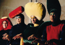 A peça que não faz concessão Quatro atrizes (Inez Viana, Simone Mazzer, Thalma de Freitas e Yasmin Gomlevsky) interpretam "O funcionário que pede para não ser identificado", de Michel Melamed