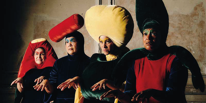 o_funcionario Quatro atrizes (Inez Viana, Simone Mazzer, Thalma de Freitas e Yasmin Gomlevsky) interpretam "O funcionário que pede para não ser identificado", de Michel Melamed
