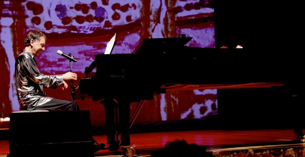 Arnaldo Baptista no Teatro Sesc Santos em 2011 - foto: Daniel Moretti/ divulgação Arnaldo Baptista no Teatro Sesc Santos em 2011 - foto: Daniel Moretti/ divulgação
