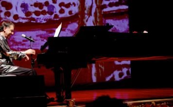 Vasta coletânea celebra 78 anos de Arnaldo Baptista e sua influência para a música brasileira Arnaldo Baptista no Teatro Sesc Santos em 2011 - foto: Daniel Moretti/ divulgação