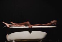 Lady Macbeth, um ensaio sobre o preço do poder Na imagem, a atriz negra trans Aretha Sadick interpeta Lady Macbeth, e está dentro de uma banheira.