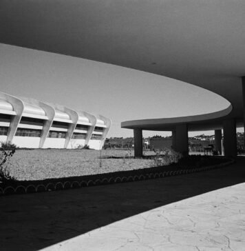 Os 80 anos do Sesi e o centenário de Flieg Fábrica da Duchen - Peixe, projeto arquitetônico de Oscar Niemeyer (1907-2012), primeiro prêmio na categoria construção industrial na I Bienal Internacional de Arte São Paulo. Guarulhos/SP, 1954 - foto: Hans Gunter Flieg/ Acervo IMS/ reprodução
