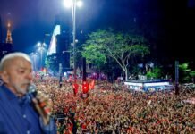 Nossa bandeira jamais será vermelha Lula discursa na Avenida Paulista