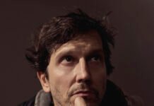 ‘O Menor Palco do Mundo’: o afeto que encurta distâncias Vladimir Brichta faz um monólogo em "O Menor Palco do Mundo", peça em cartaz no Teatro Vivo